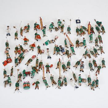 FIGURGRUPP. 75 delar, lergods. Kina.