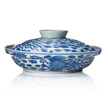 A blue and white 'phoenix' bowl with cover, Qing dynasty, Guangxu mark and period (1875-1908).