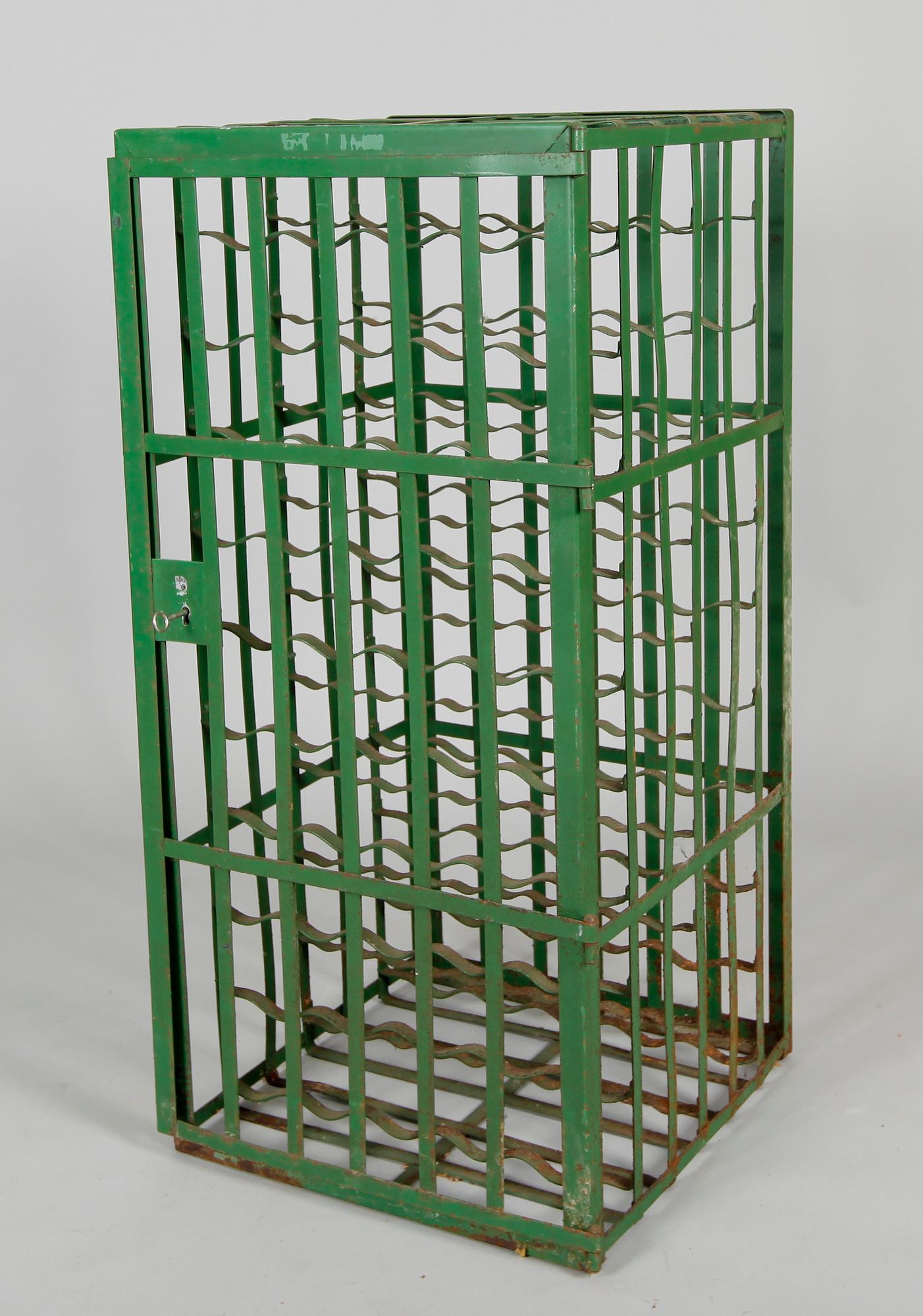 VINSTÄLL, grönpatinerat smide, 1900-talets första hälft.