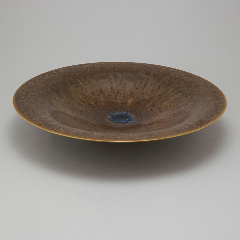 A stoneware dish by Lasse Östman, signed.