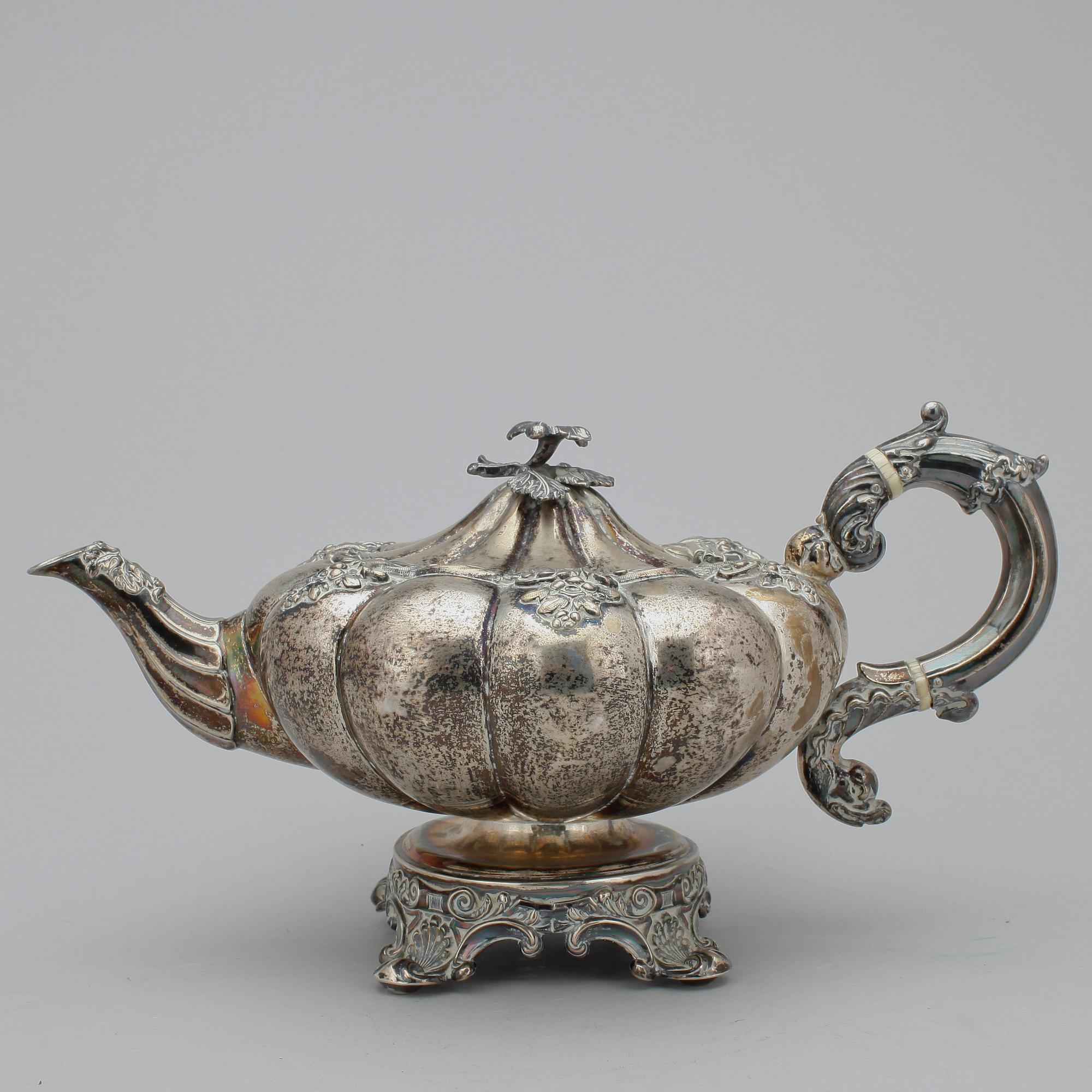 TEKANNA, silver, nyrokoko, Fredrik & Wilhelm Zethelius, Stockholm 1842. Vikt ca 750 gram.