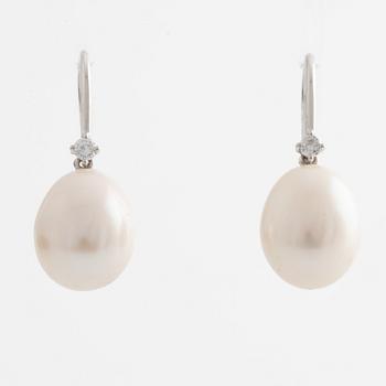 Earrings in white gold with cultured freshwater pearls and brilliant-cut diamonds.