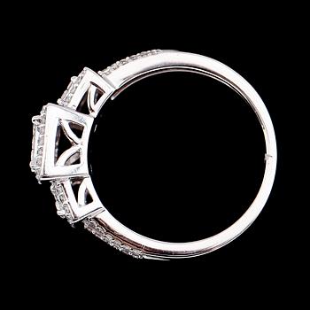 RING, 10 k vitguld, briljant och princesslipade diamanter tot ca 0.50 ct.