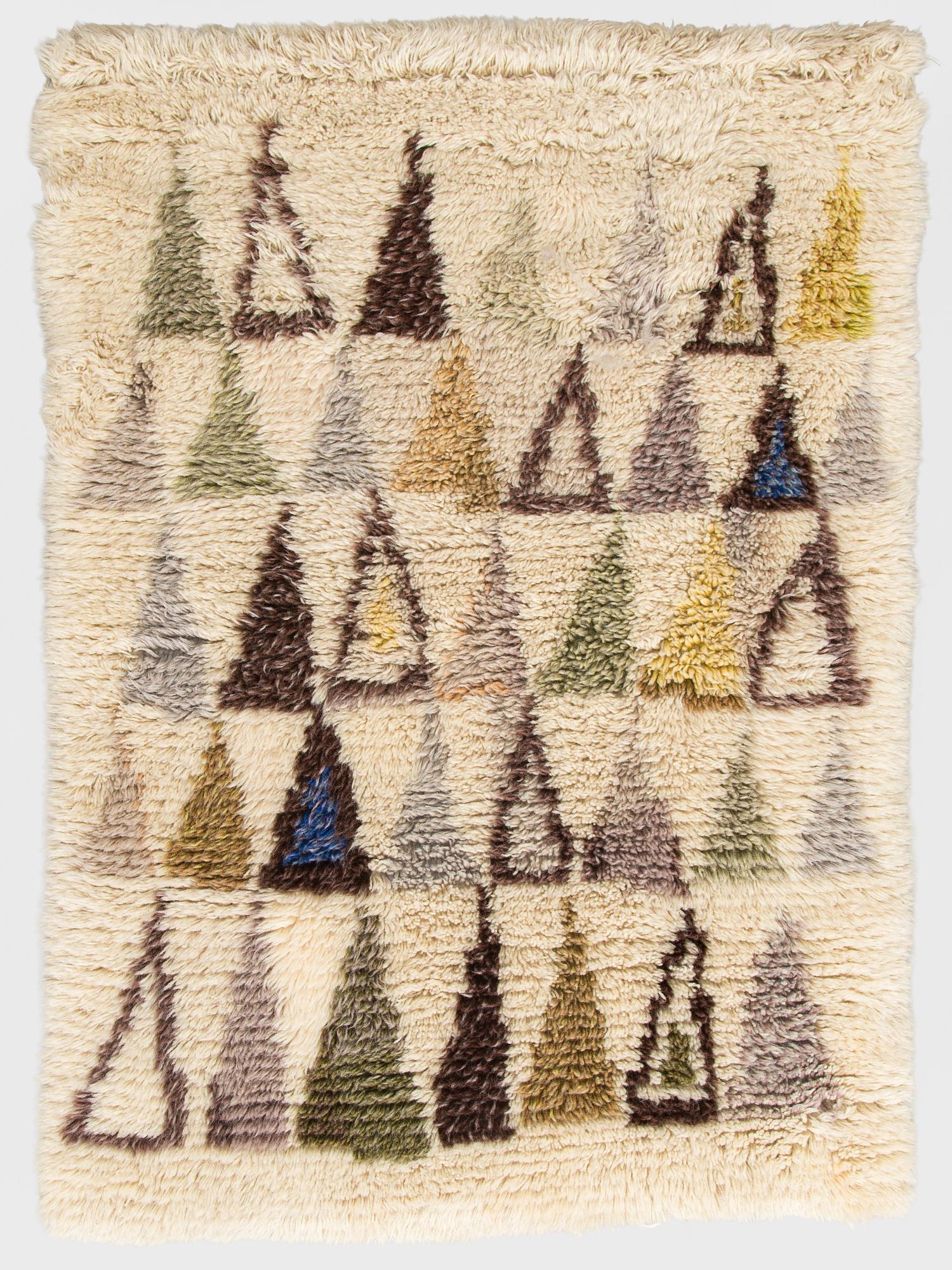 Maija Kolsi-Mäkelä, A Finnish long pile Ryijy Rug, for Helmi Vuorelma. Circa 120 x 90 cm.