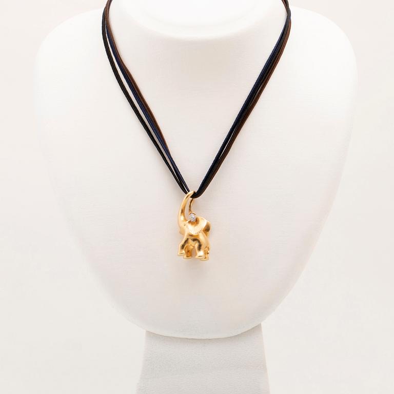 Ole Lynggaard, "Elephant pendant large" in 18K gold with round brilliant-cut diamonds.