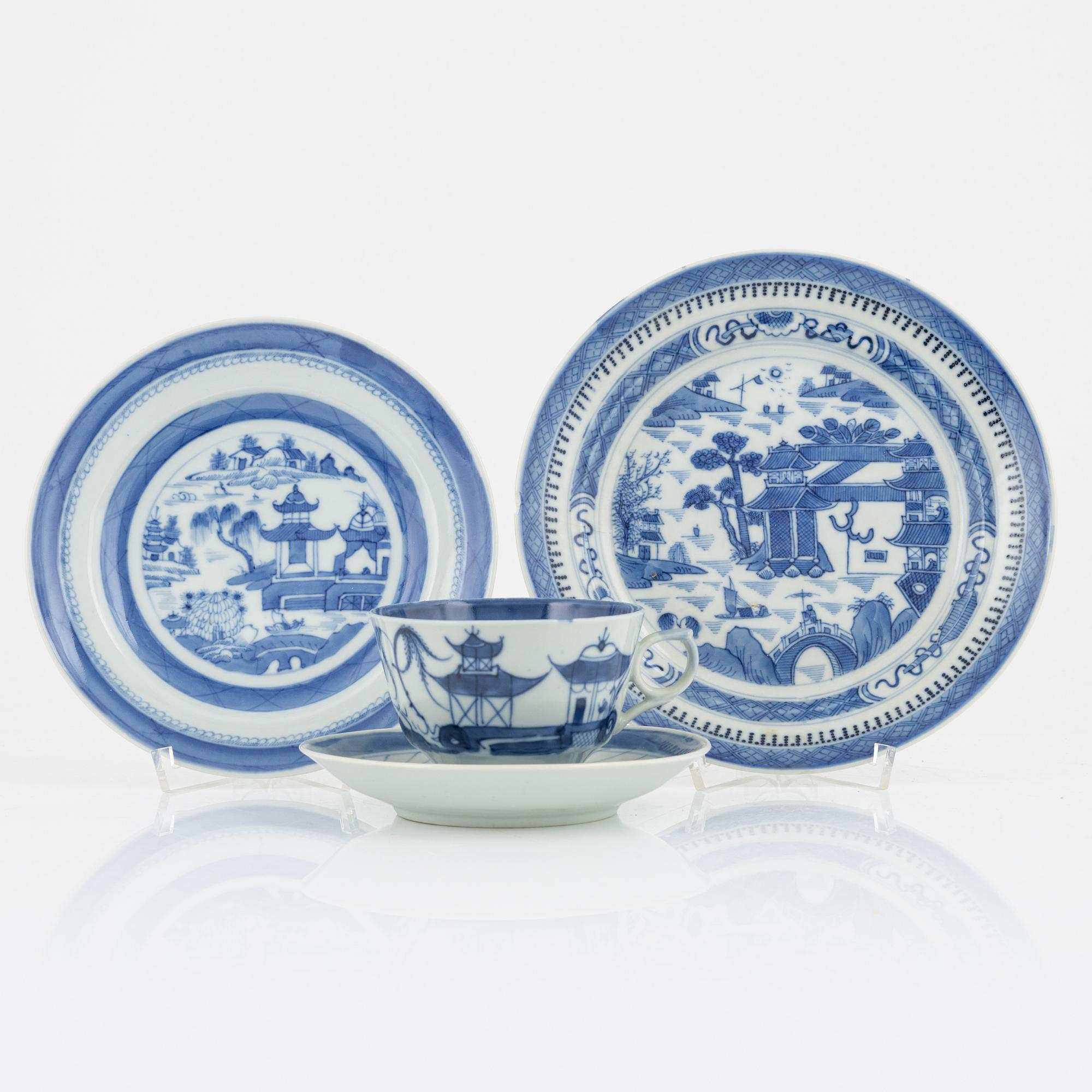 A set of six Chinese blue and white tea cups with saucers and nine plates, Qing dynasty, 19/20th century.