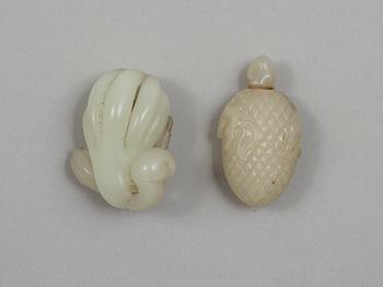 A carved nephrite snuff bottle  with stopper and a figurin, late Qing dynasty.