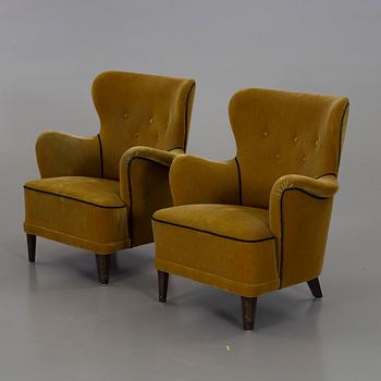 A PAIR OF EASY CHAIRS. MID 20TH CENTURY.