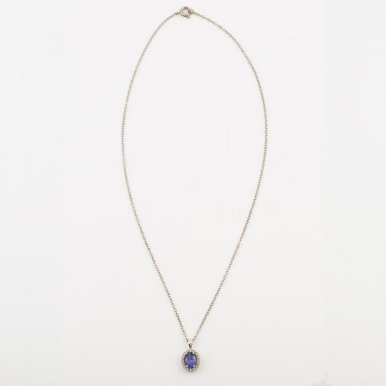 Pendant in 14K white gold set with a faceted tanzanite and round brilliant-cut diamonds.