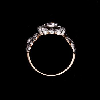 RING, 18K guld, diamanter. Vikt ca 3,4 g.