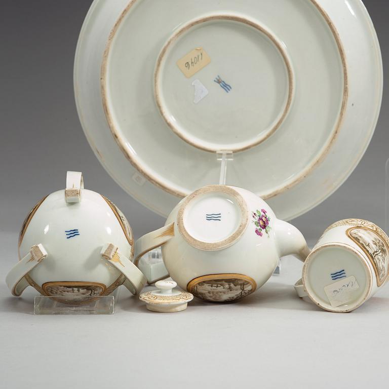 A five piece Royal Copenhagen Tete a tete set, 1790.