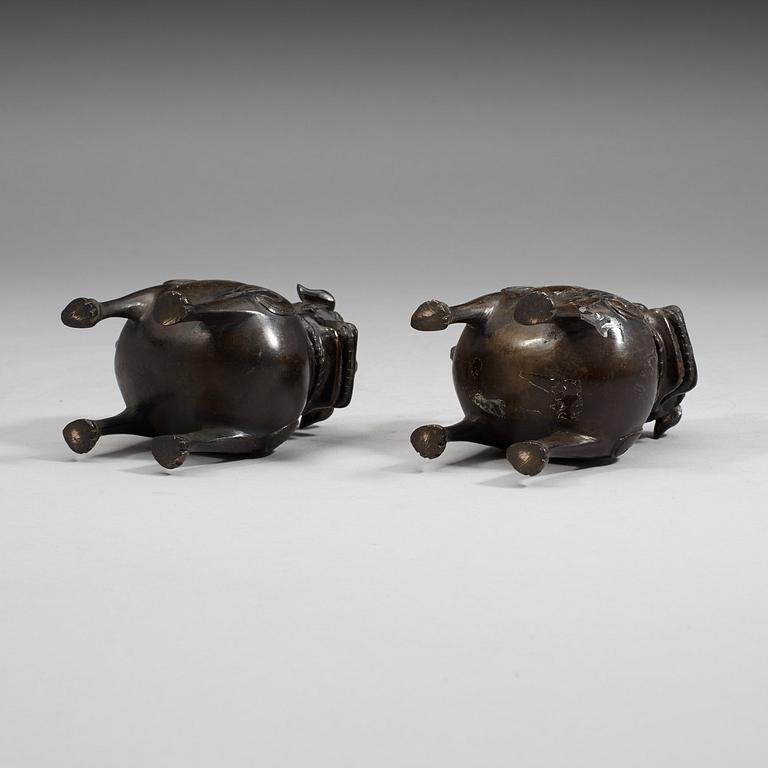 A pair of censers in the shape of buddhist lions, Qing dynasty, 19th Century.