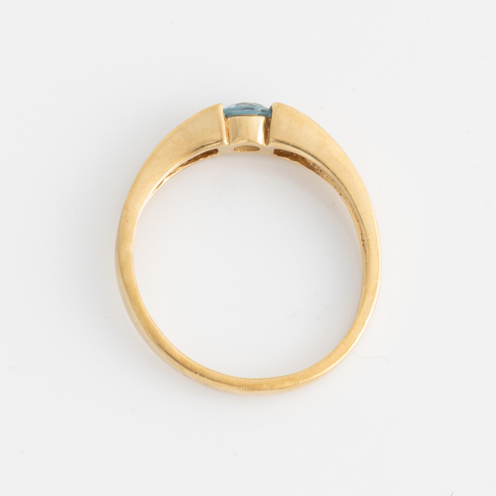 Ring, guld med topas och två små briljantslipade diamanter.