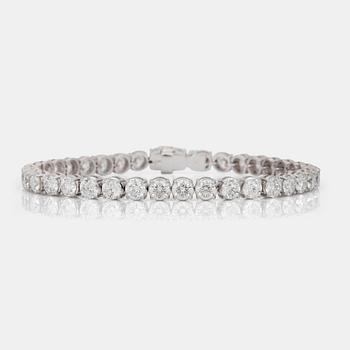 647. ARMBAND med briljantslipade diamanter totalt 11.73 ct. Kvalitet F-H/SI2 enligt certifikat från IGI.