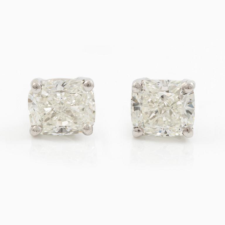 Örhängen, ett par,  18K vitguld med cushionslipade diamanter totalt 1.03 ct, medföljande GIA dossier.