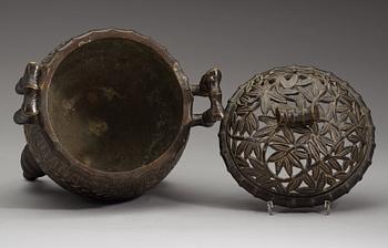 A bronze tripod censer with cover, late Qing dynasty (1644-1912).