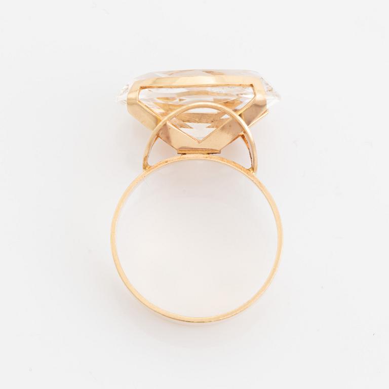 18K gold and oval rock crystal ring.