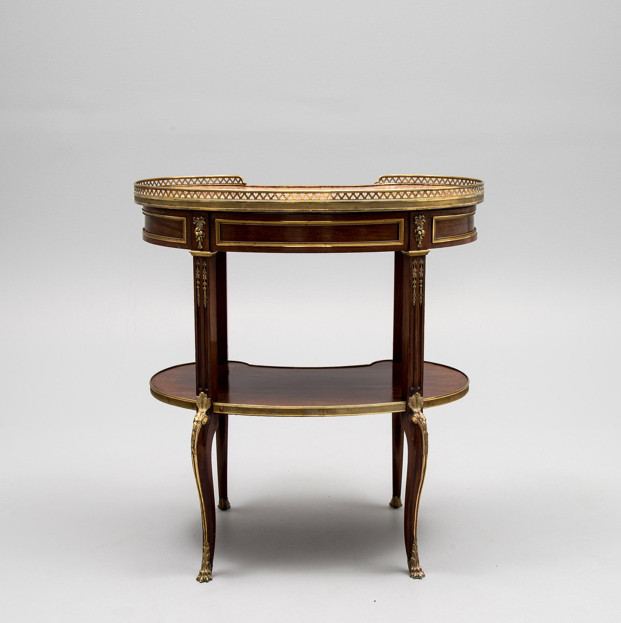 PÖYTÄ, Ranska 1900-luvun alku.