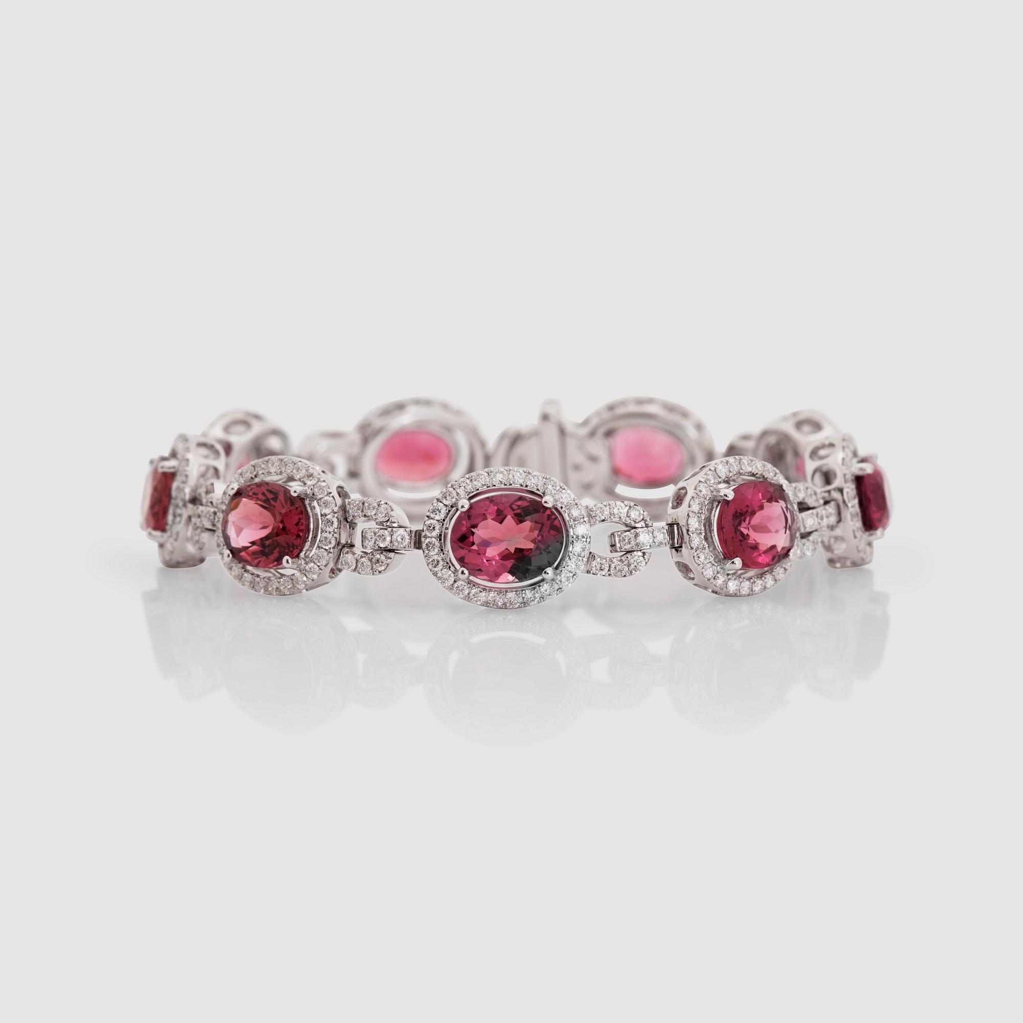 ARMBAND med rosa turmaliner totalt ca 16.20 ct samt briljantslipade diamanter totalt ca 2.99 ct.