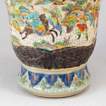 A Chinese ge glazed vase, early 20th century.