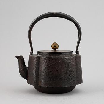 Tekanna, järn och kopparlegering. Japan, Meiji (1868-1912).