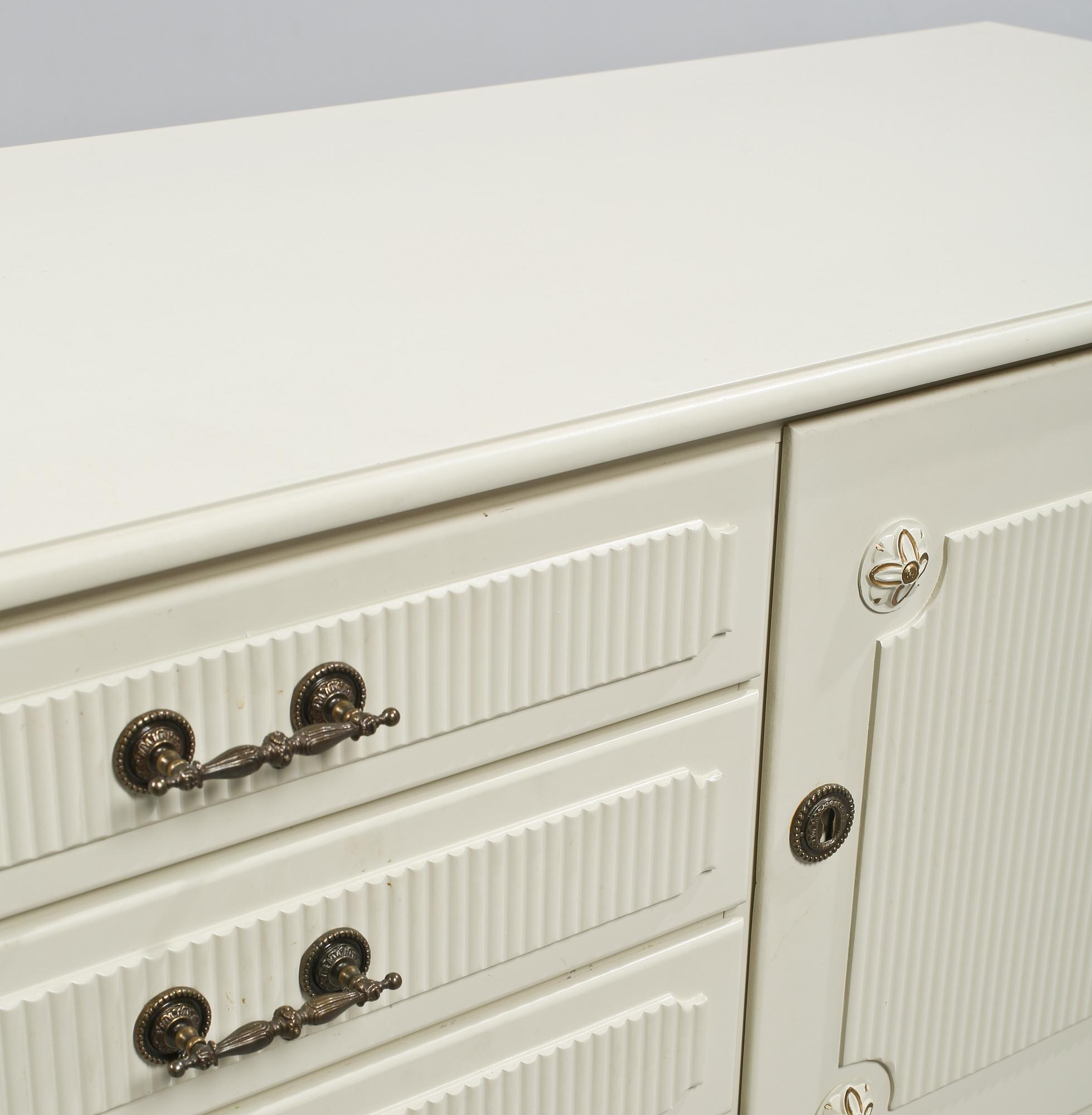 SIDEBOARD, gustaviansk stil, 1900-talets andra hälft.