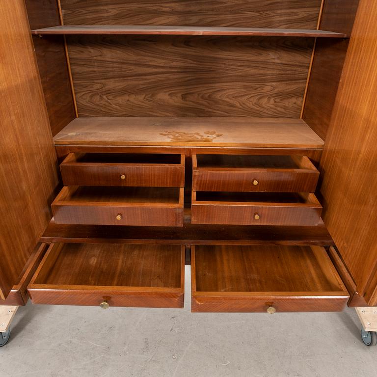 A 1950s Italien mahogany cabinet.