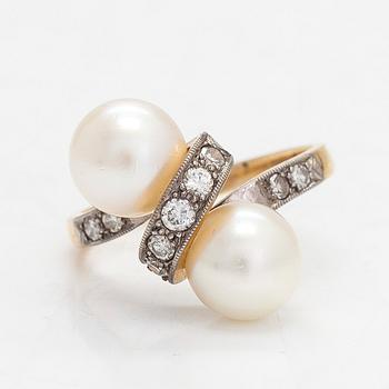 An 18K gold ring, cultured pearls and diamonds totalling approx. 0.18 ct. Hans Göran Hardt, Helsinki 1965.