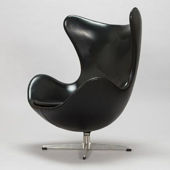 Arne Jacobsen, A 1960s arm chair "Egg chair" designed for Fritz Hansen, Denmark.