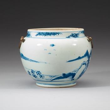 A blue and white pot, Qing dynasty, 19th century.