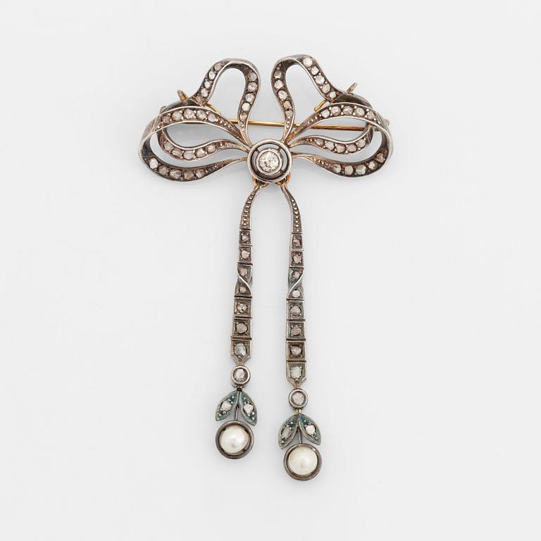 A 14K gold and silver brooch set with old- and rose-cut diamonds and two pearls.