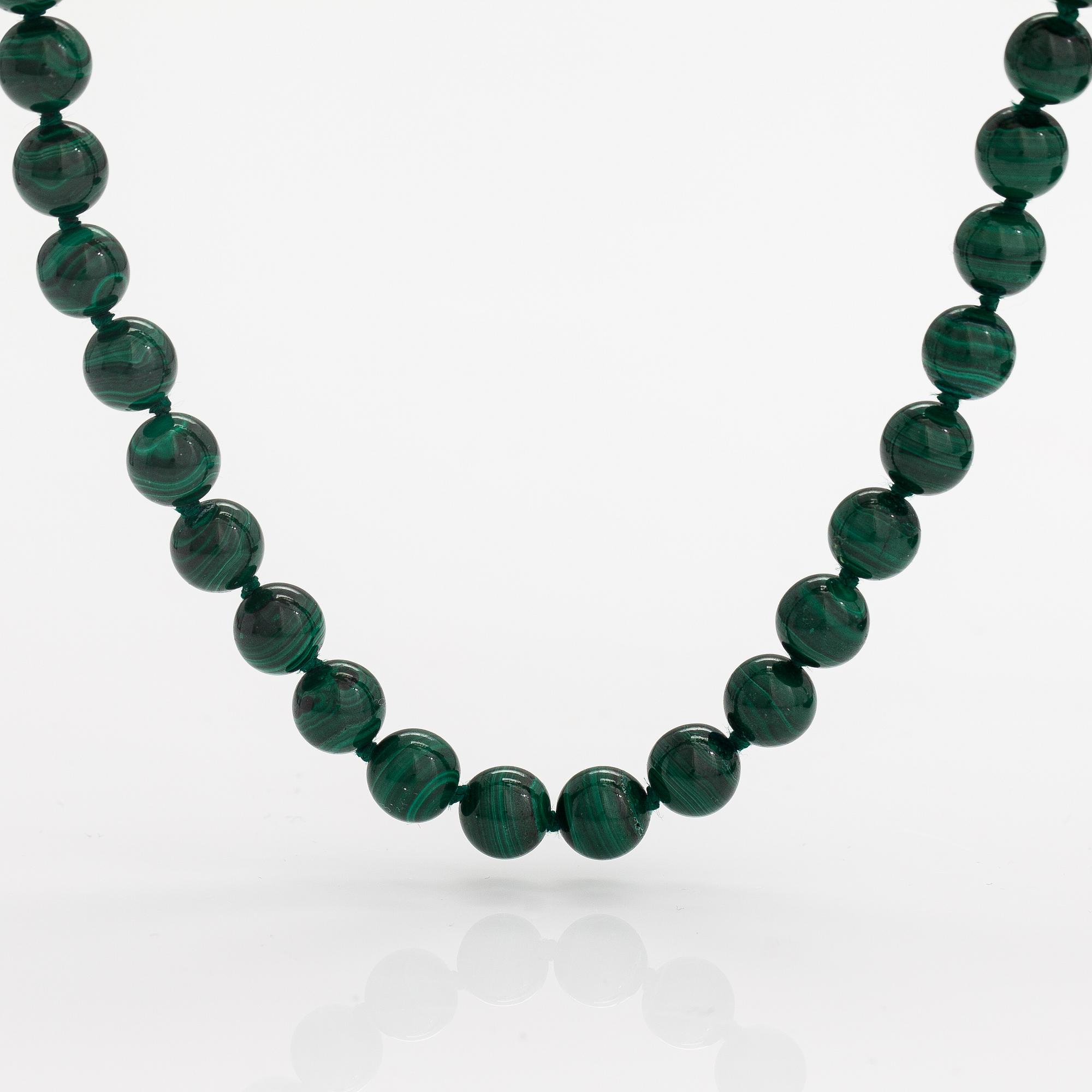 A malakite pearl collier with a sterling silver clasp.