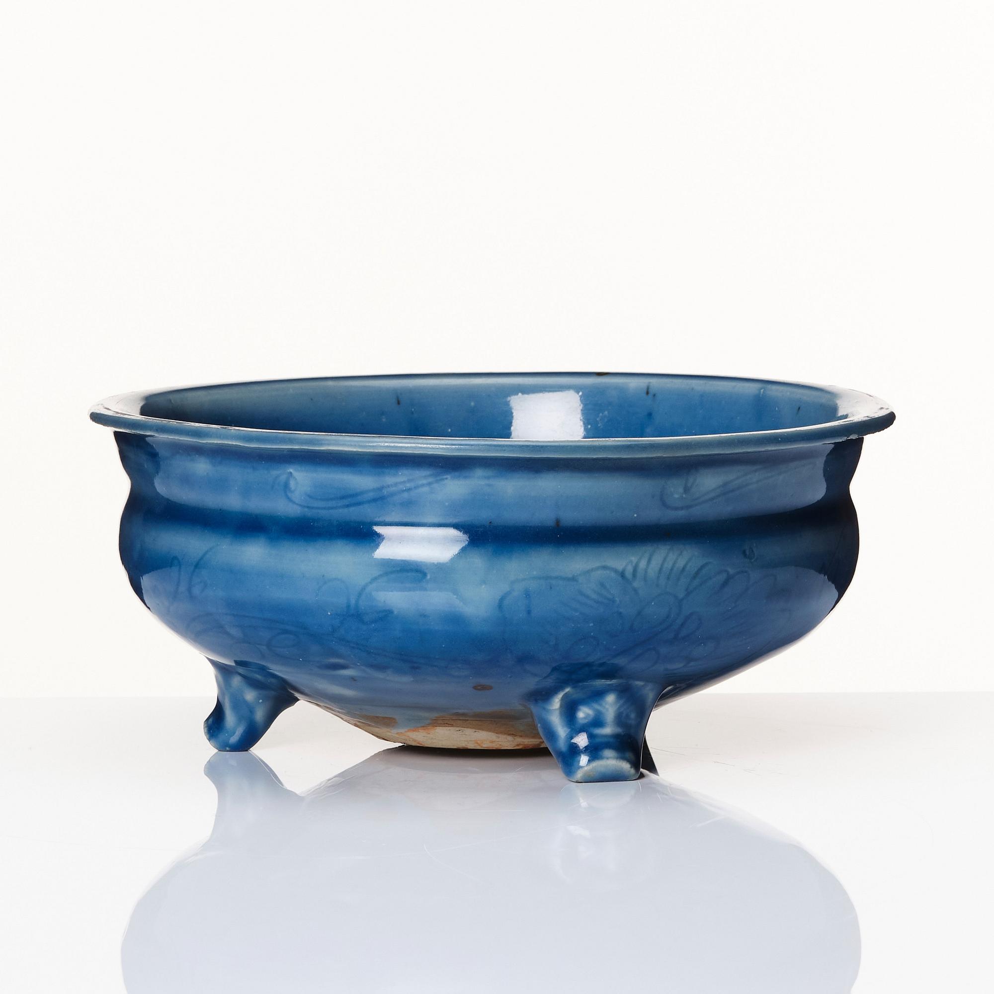 A blue glazed tripod censer, Qing dynasty, 19th Century.