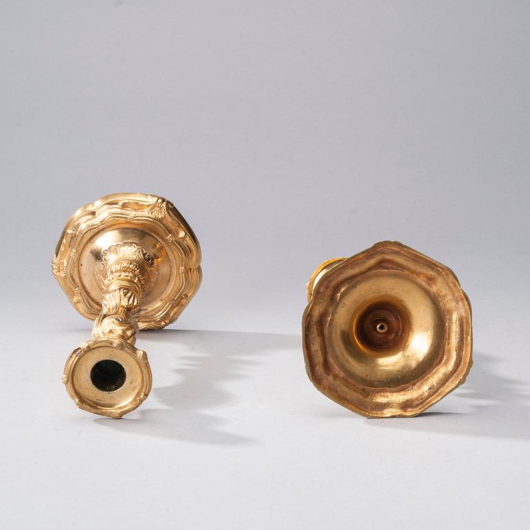 KYNTTILÄNJALKAPARI, kullattua pronssia, uusrokokoo, noin 1860-70-luku.