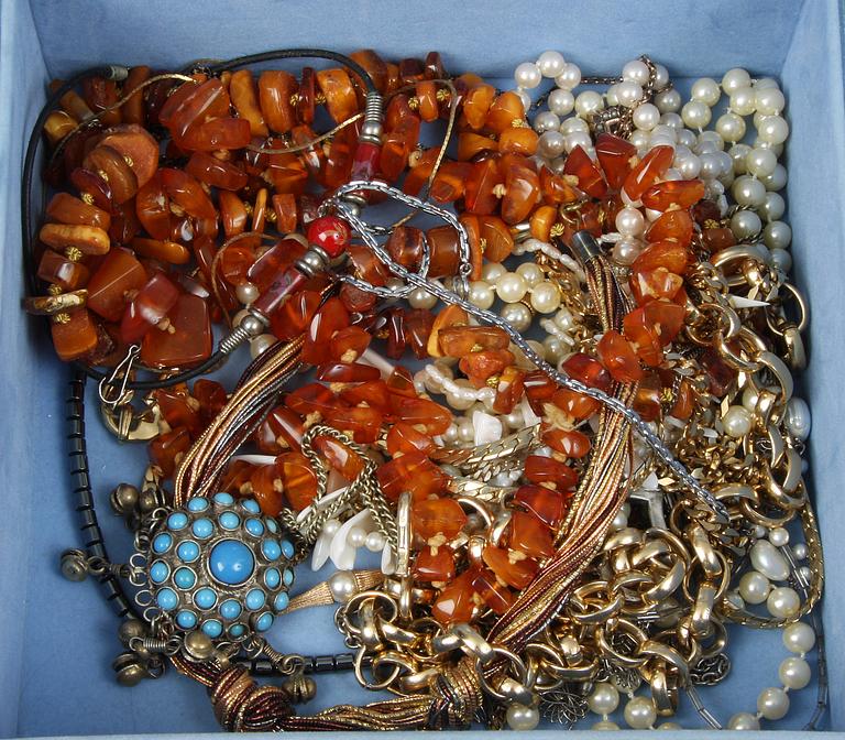 PARTI BIJOUTERIER, 87 delar, 1900-tal.