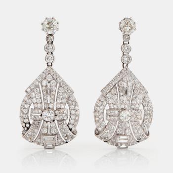 Ett par örhängen med gammalslipade diamanter vikt ca 2.00 ct samt ett par påhängen till dessa.