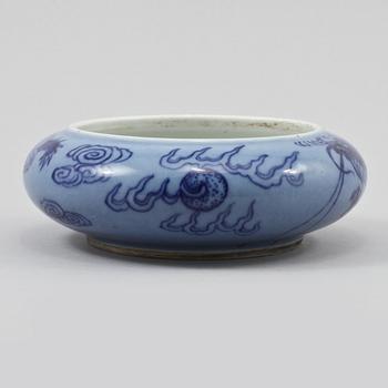 PENSELBAD, porslin, Kanxistil, sen Qing, omkring sekelskiftet 1900.
