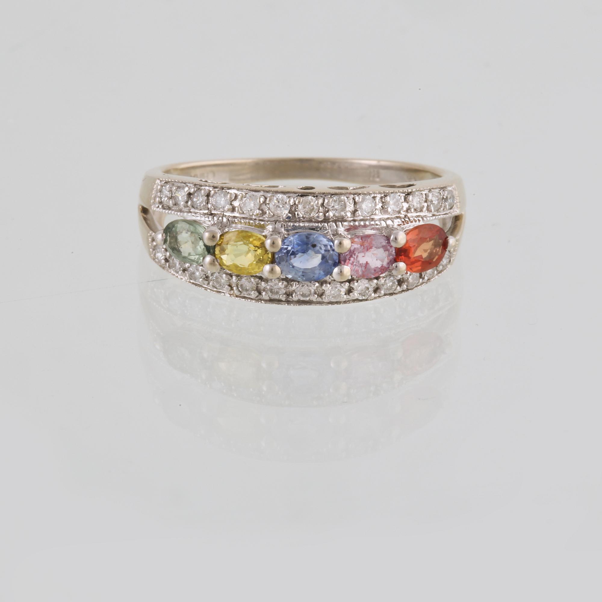 RING, 14K guld med briljantslipade diamanter samt fasettslipade färgade stenar. Vikt 4,7 g.