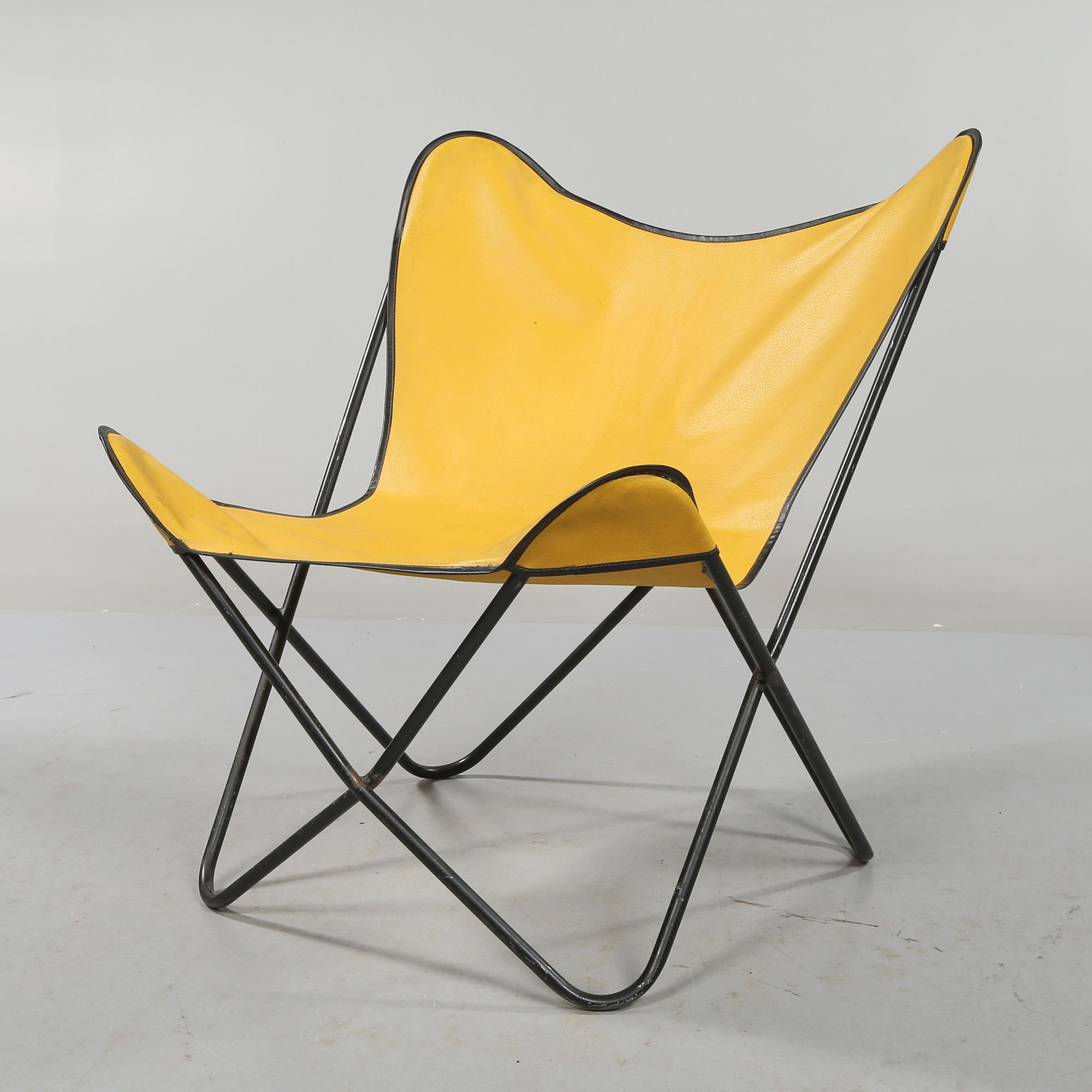 FÅTÖLJ, sk fladdermusfåtölj, omkring 1900-talets mitt.