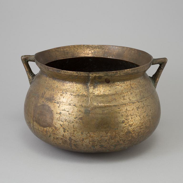 A bronze pot, probably 18th century.