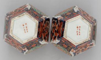 URNOR med LOCK, ett par, porslin. Meiji, Japan, 1800-tal.