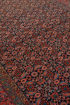 A carpet, semi-antique Feraghan probably, ca 459 x 286-292,5 cm.