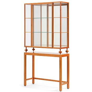 448B. Josef Frank, vitrinskåp, modell B 2077, Firma Svenskt Tenn, ca 2001.