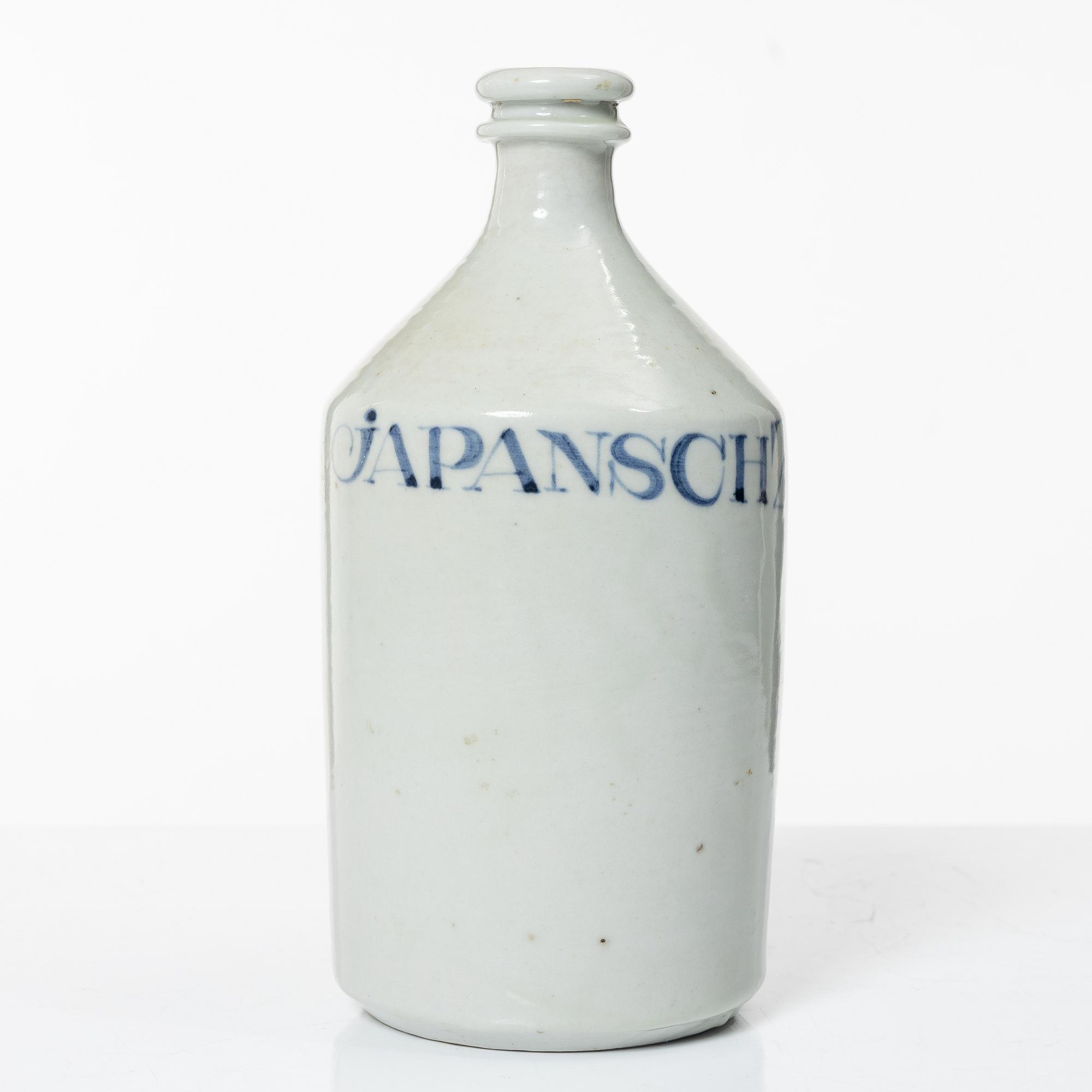 Sju assietter, litet fat samt flaska, porslin, Japan, 1800-/1900-tal.