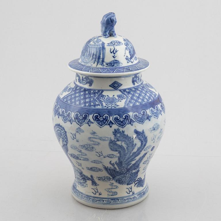A porcelain urn with cover, China, 20th century.