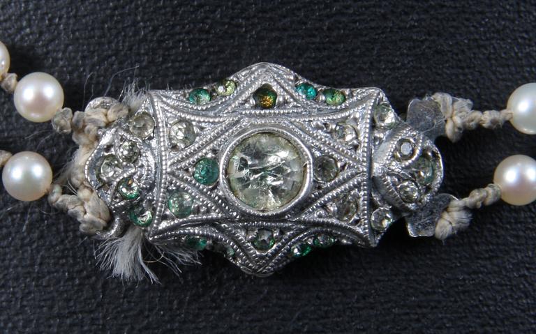 PÄRLCOLLIER,  orientaliska odlade pärlor samt lås i silver med syntetiska stenar. 1900-talets mitt.