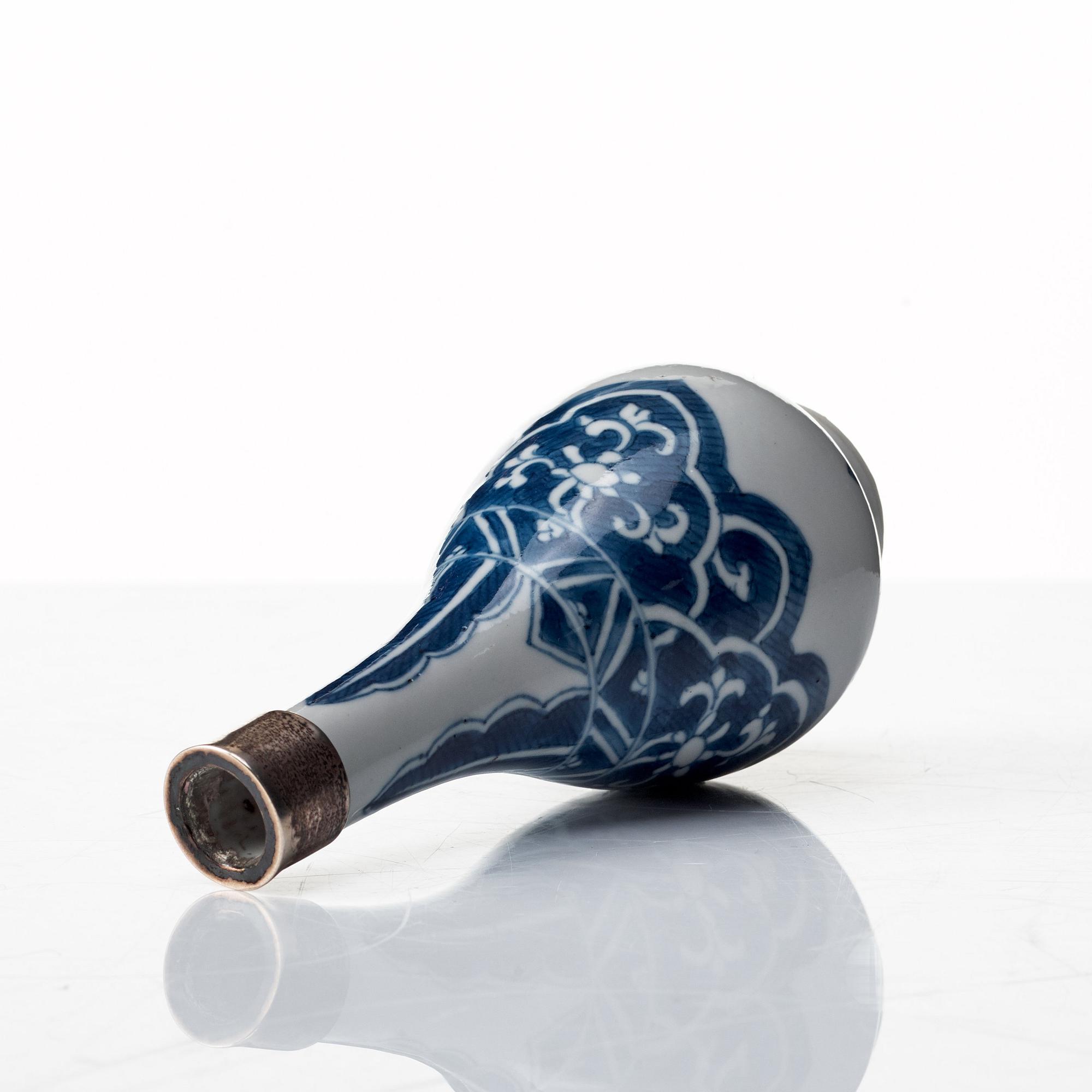 Two blue and white vases, Qing dynasty, Kangxi (1662-1722).
