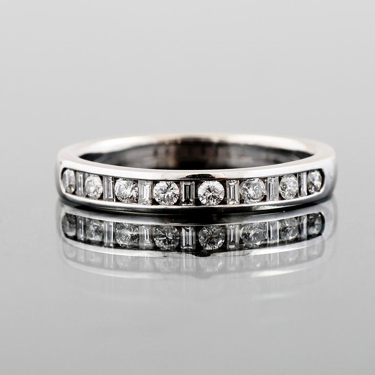 RING, 14K vitguld med 8 briljant och 7 baguettslipade diamanter, ca 0.50 ct. Vikt 4,0 g.