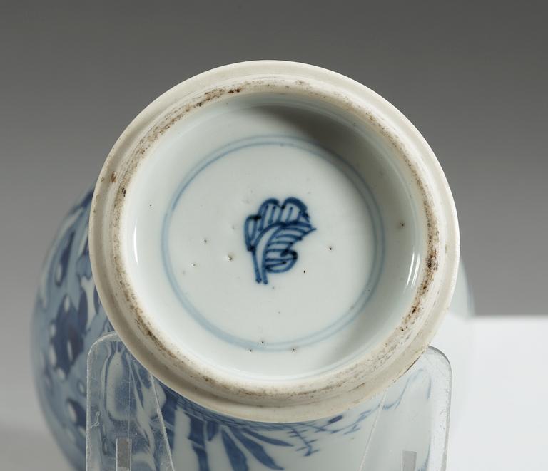 A blue and white vase, Qing dynasty, Kangxi (1662-1722).