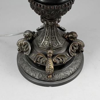 BORDSLAMPA, patinerad metall, nyrenässansstil, 1900-tal.